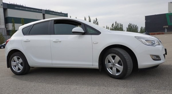 Opel-astra-j-white