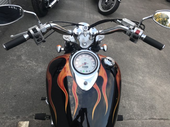 Высокий руль и каплевидный бензобак на мотоцикле японского производства Yamaha 1100 Drag Star 